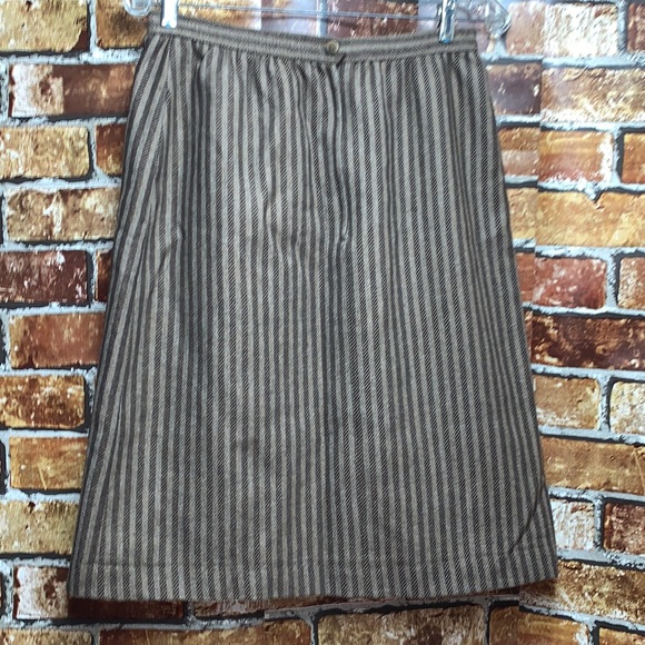 Vintage wool stripped skirt. Lined with pockets size 12 - Picture 3 of 9